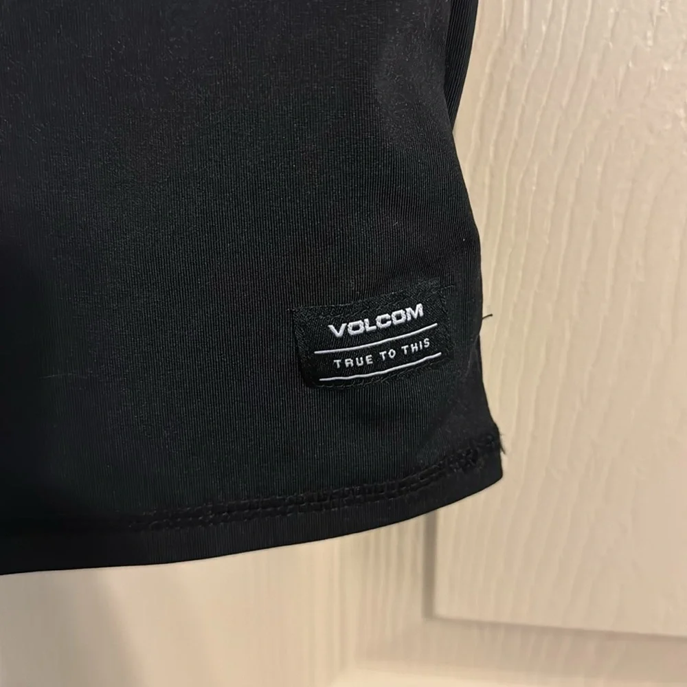 Volcom black 4T dry fit tee
